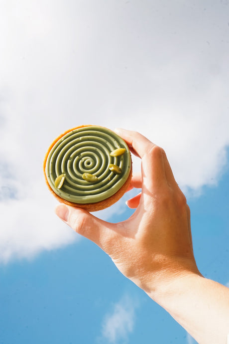 Tartaletka matcha Batida na tle nieba