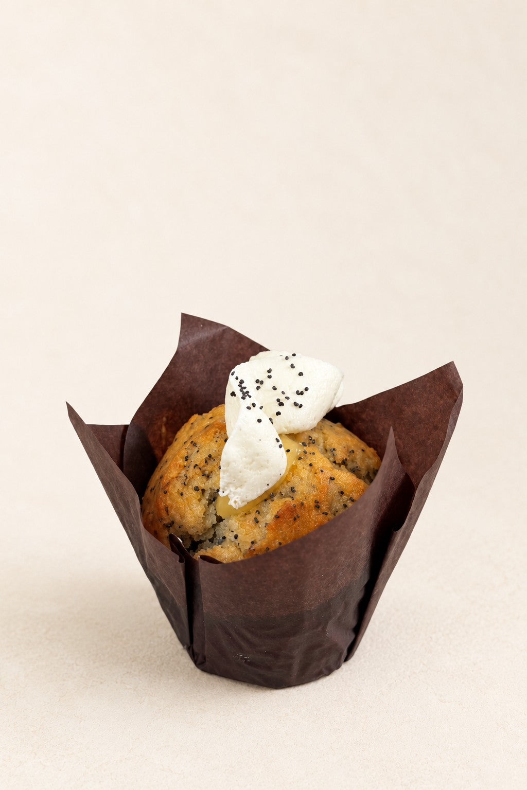 Muffin Zitrone - Mohn - Yuzu von Batida - Muffin in brauner Papierform, mit Frischkäsecreme und Mohn
