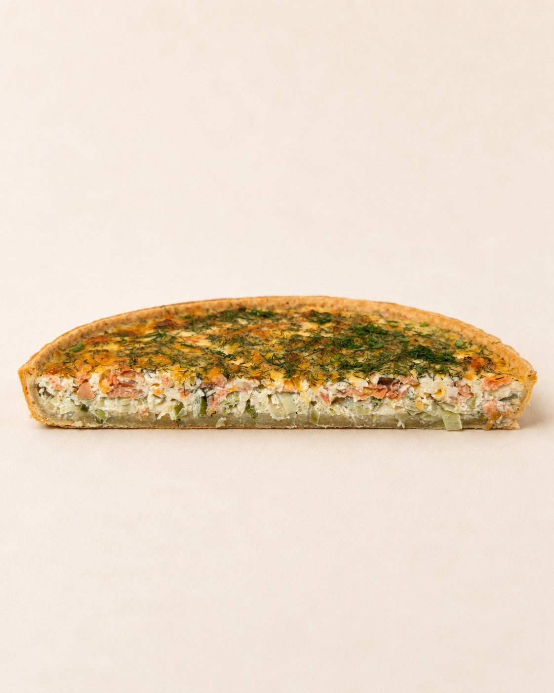 Quiche Lachs - Lauch - Dill von Batida - halbe Tarte, Querschnitt der Füllung mit Lachs und Lauch