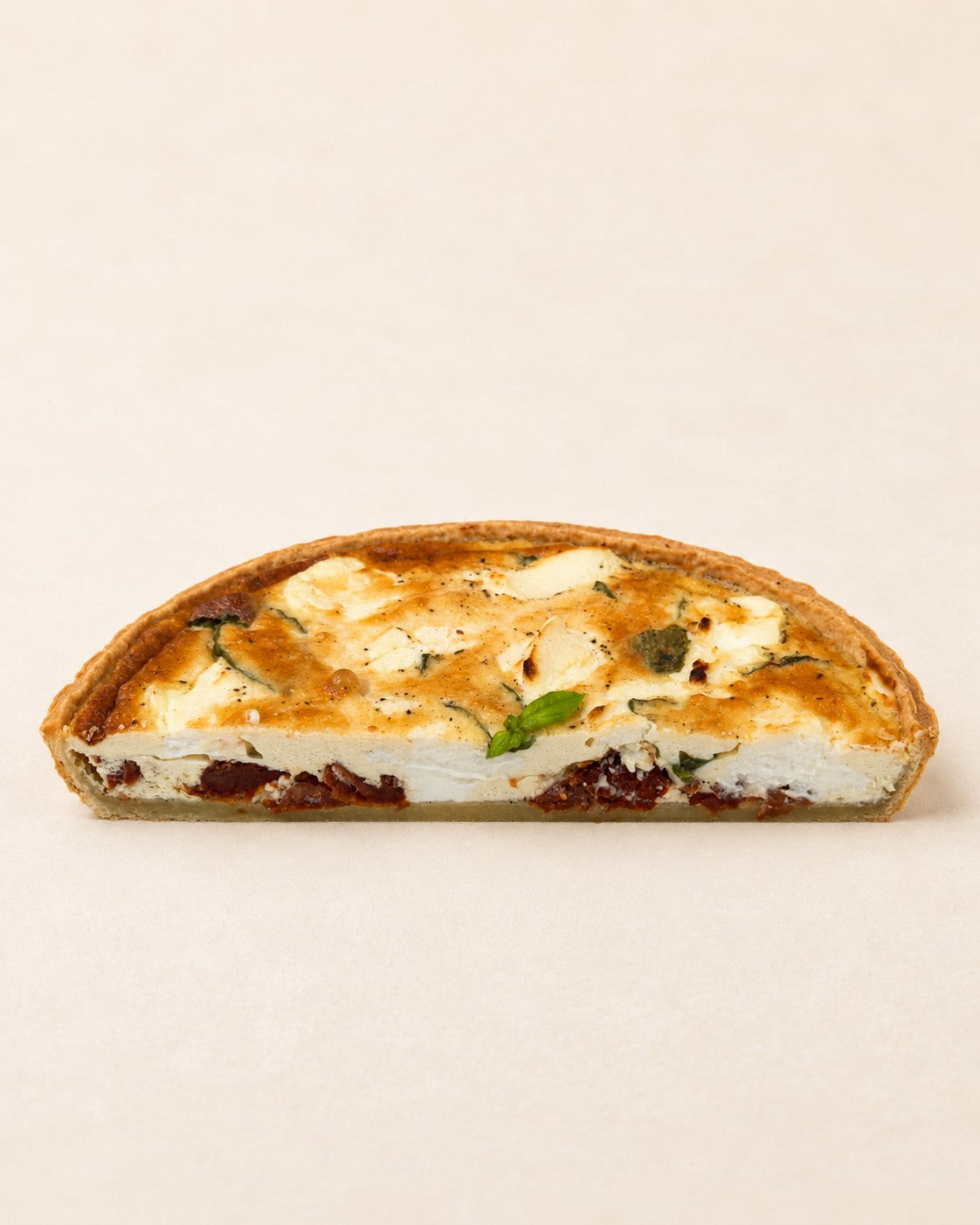 Quiche Getrocknete Tomate - Ricotta - Basilikum von Batida - halbe Tarte, Querschnitt der Füllung mit getrockneten Tomaten