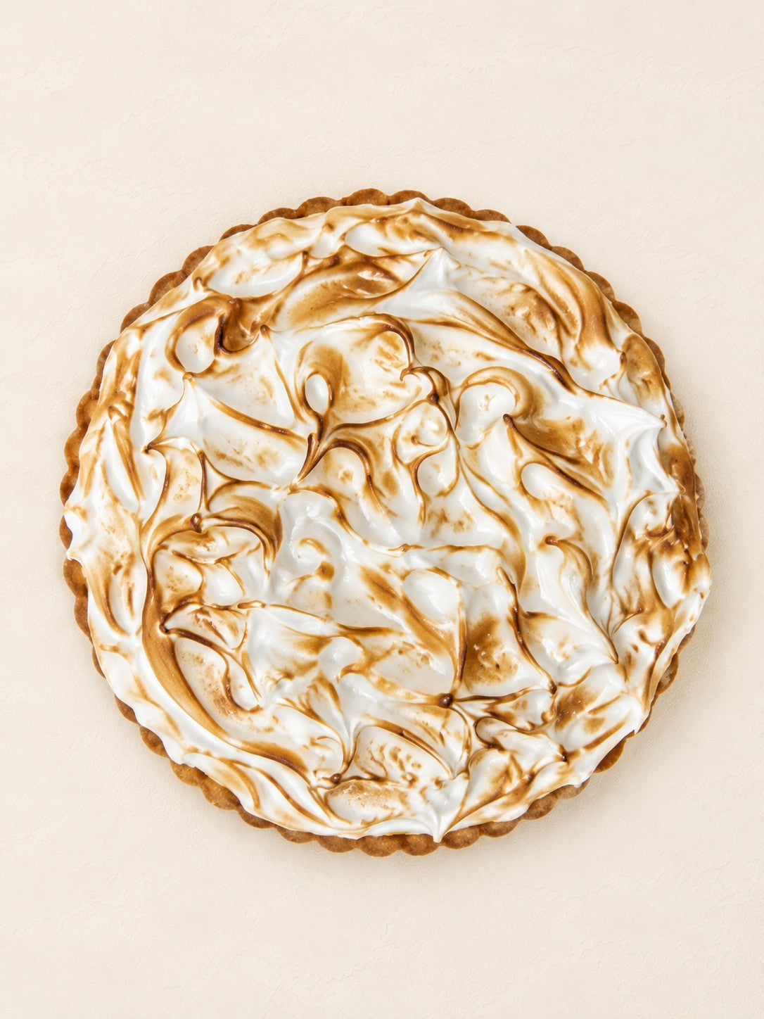 Tarte Zitrone - Yuzu mit flambiertem Baiser von Batida - Querschnitt