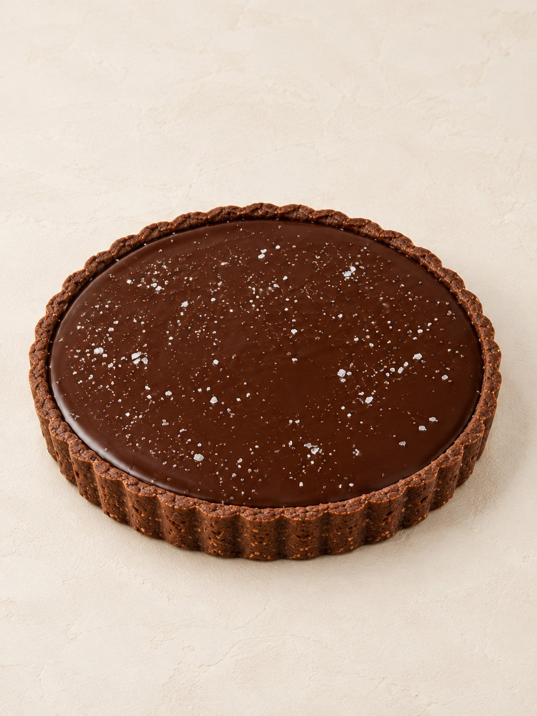 Tarte Schokolade - Tahini - Salzkaramell von Batida - Kakaoteig, Ganache aus Zartbitterschokolade mit schwarzem Sesam