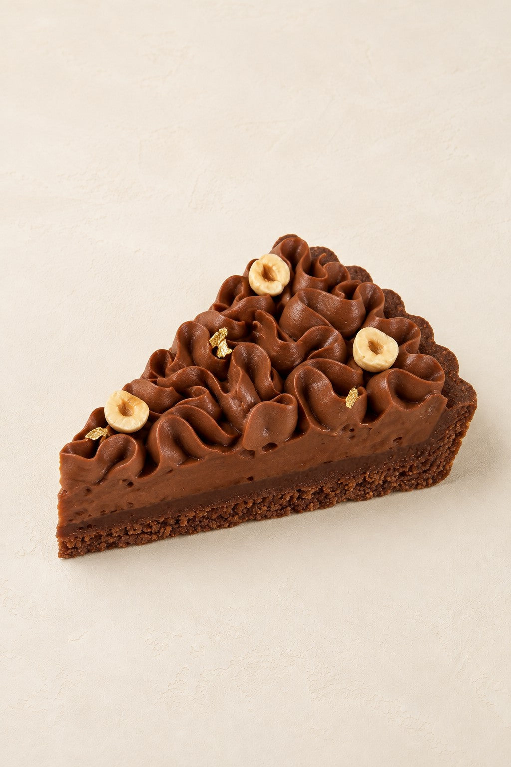 Gianduja-Tarte von Batida - ein Stück Tarte mit Gianduja-Creme und Haselnüssen