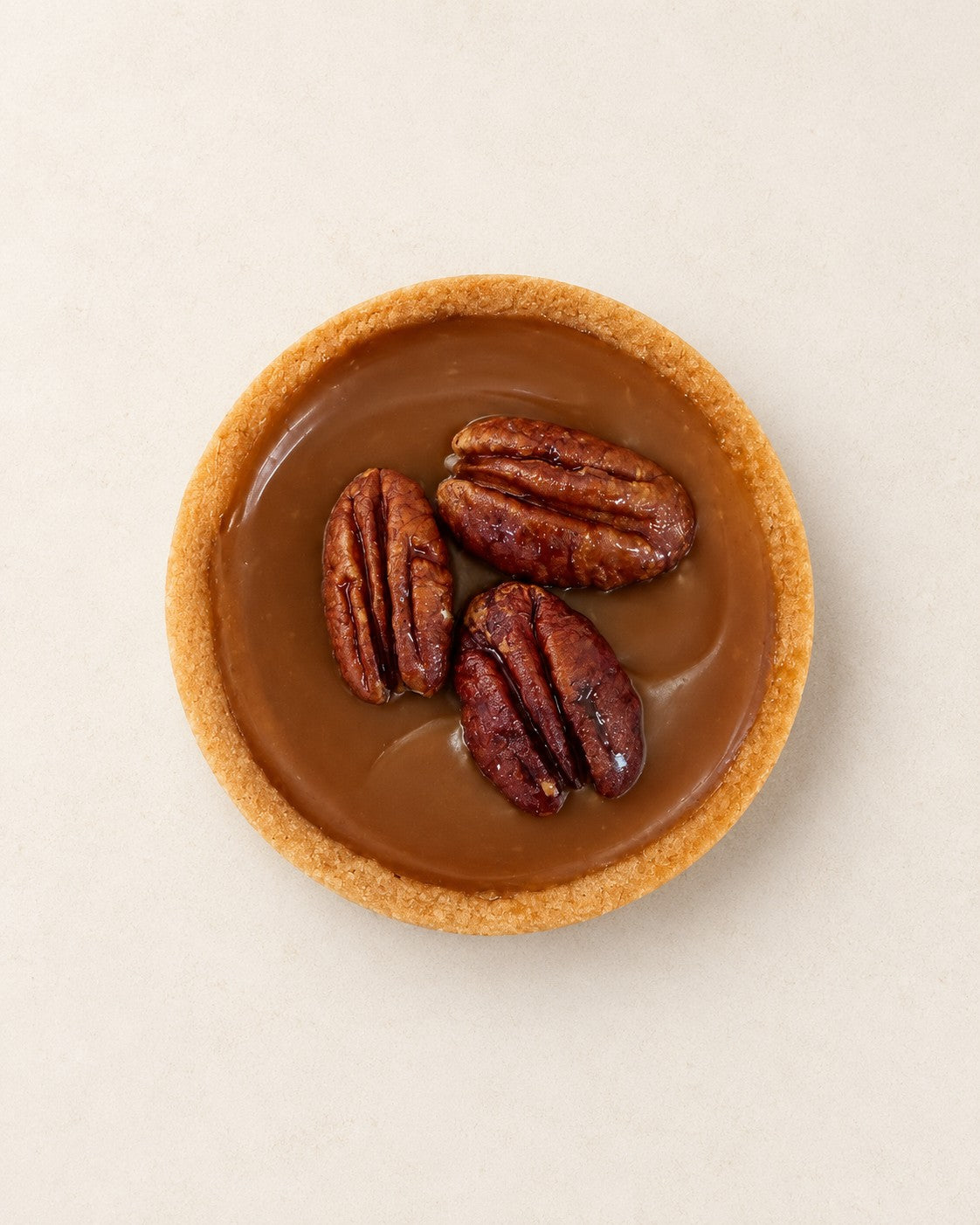 Salzkaramell-Pekannuss-Tartelette von Batida - Mandel-Mürbeteigtarte, Namelaka-Creme aus brauner Butter, Pekannuss-Crunch