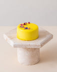 Törtchen Liebe von Batida - Mousse aus weißer Schokolade und Maracuja-Gelee auf Schokoladenbiskuit mit Spiegelglasur