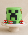 Gâteau Minecraft de Batida - gâteau vert avec décor pixelisé et motif Creeper