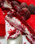 Roter Samt von Batida in Nahaufnahme - samtige Creme aus Mascarpone und Quark und frische Himbeeren