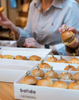 Mini-Rindfleisch-Burger-Set von Batida - saftiges Rindfleisch im weichen Brötchen, Nahaufnahme