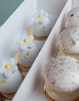 Subtile Mini-Desserts von Batida - elegantes Gebäck und Baisers in einer weißen Schachtel auf dem Tisch