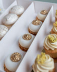 Subtile Mini-Desserts von Batida - Mini-Törtchen und Macarons mit essbaren Blüten, Nahaufnahme