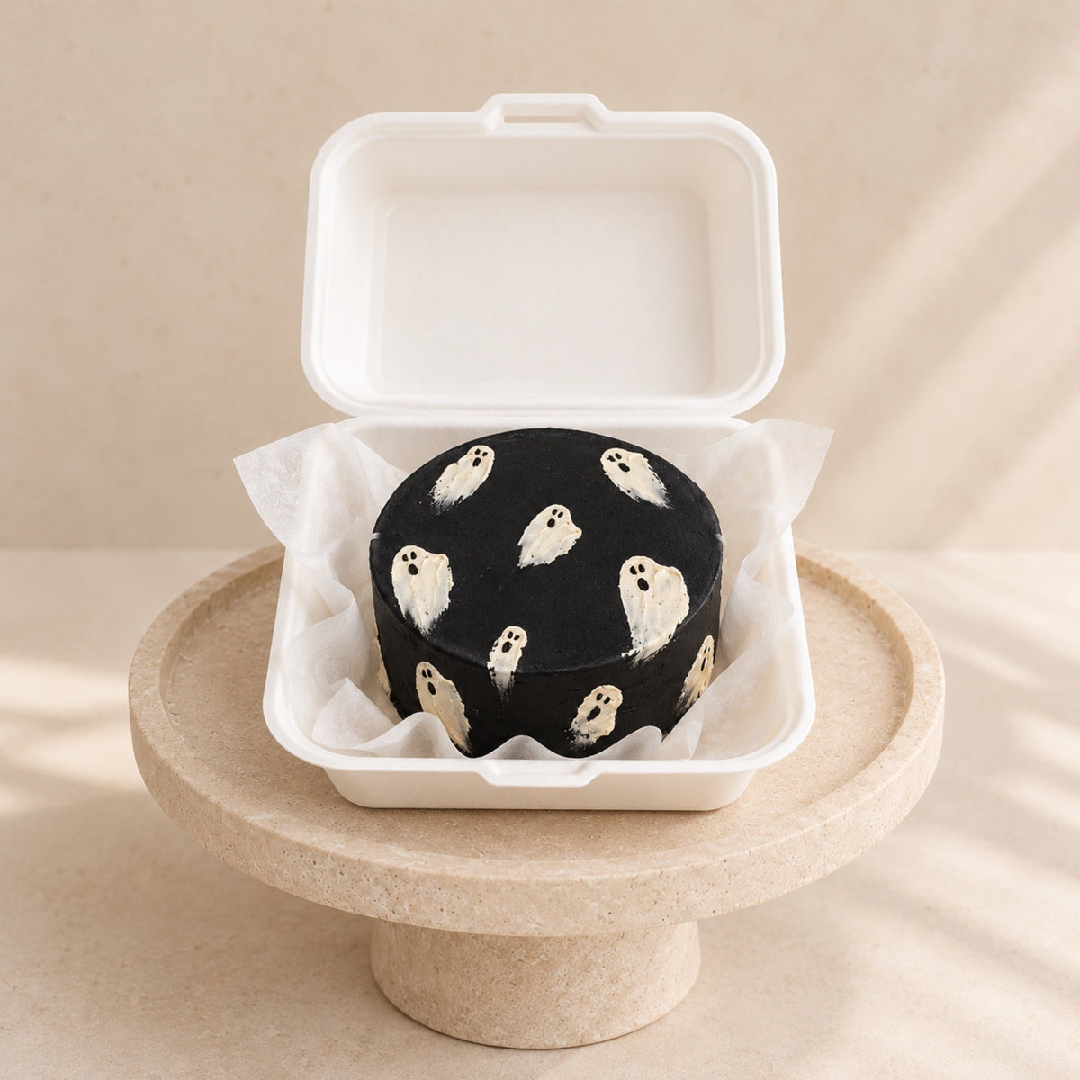 Czarny mini tort bento z ręcznie malowanymi duchami w pudełku