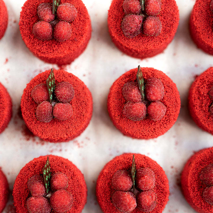 Letni Red Velvet od Batida – lekki czerwony biszkopt, krem mascarpone z twarogiem i maliny