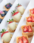 Fruchtiges Set von Batida - Mini-Obsttartes mit Yuzu-Creme und frischen Früchten, Nahaufnahme