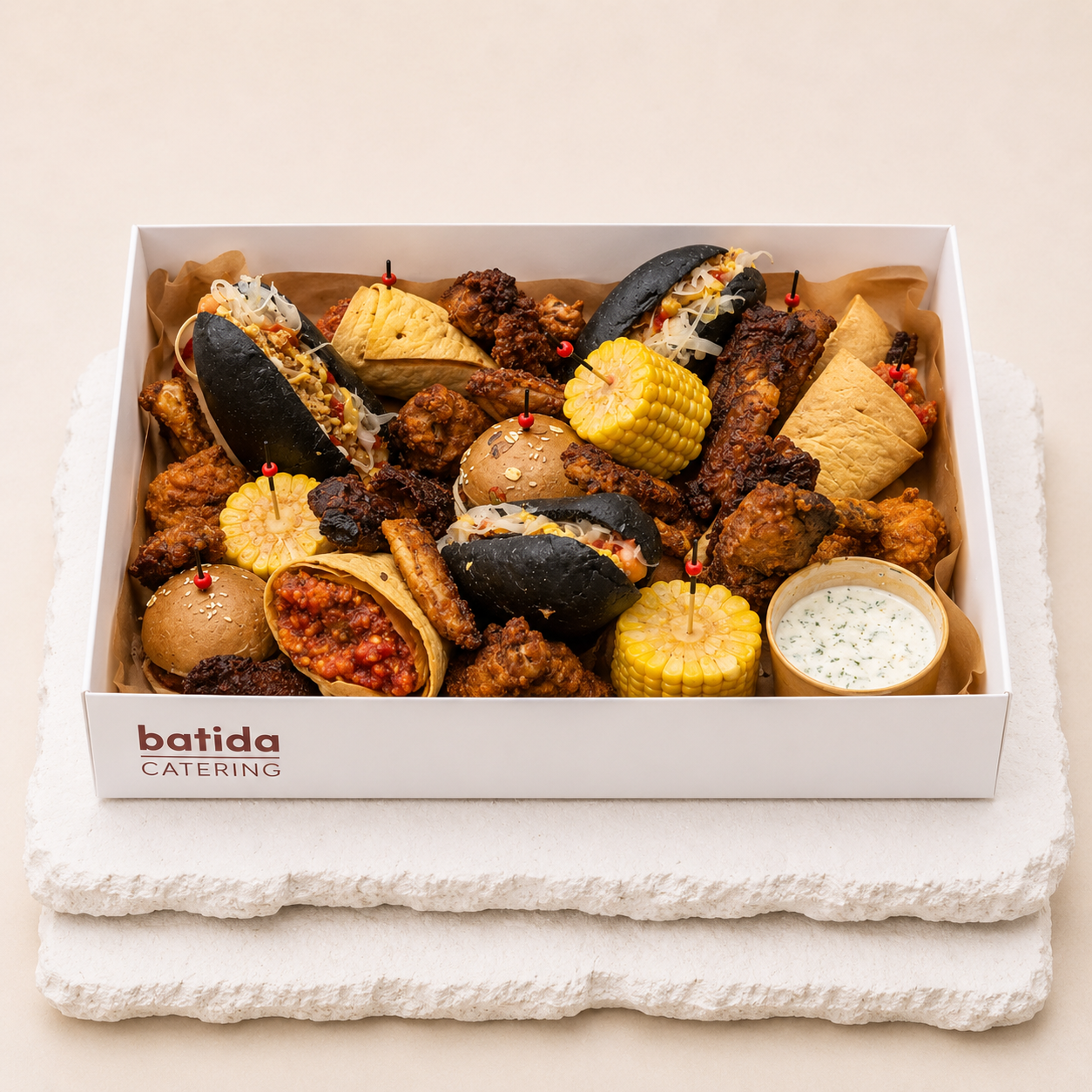 American box od Batida – zestaw 20 finger food z żeberkami, skrzydełkami, mini burgerem i hot-dogiem