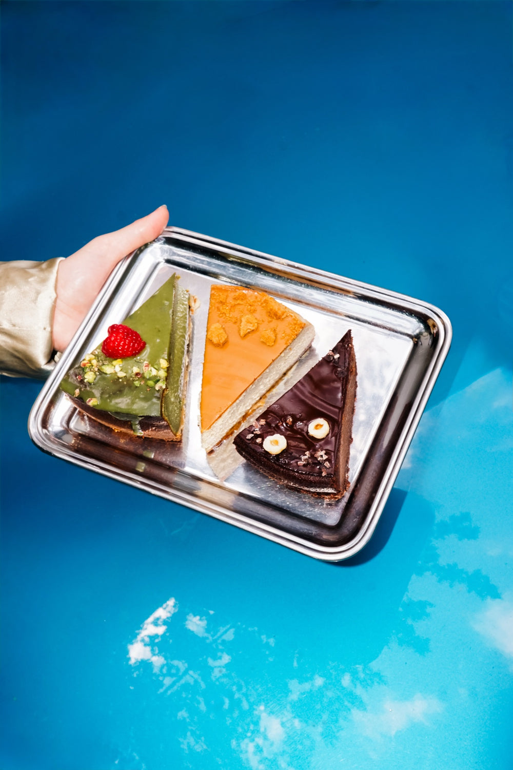 Ein Tablett mit Batida-Käsekuchen auf einer blauen Motorhaube