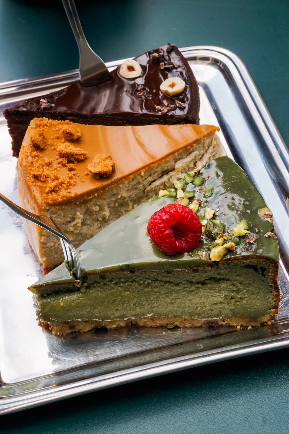 Batida-Käsekuchenstücke aus der Nähe: Schokolade, Lotus und Matcha mit Himbeere
