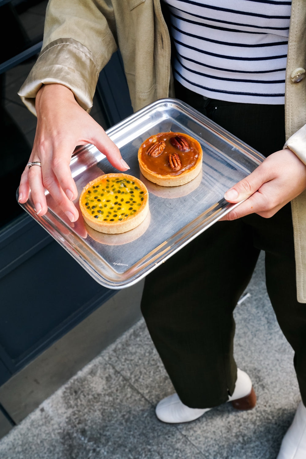 Batida-Tartelettes mit Maracuja sowie mit gesalzenem Karamell und Pekannüssen auf einem Tablett