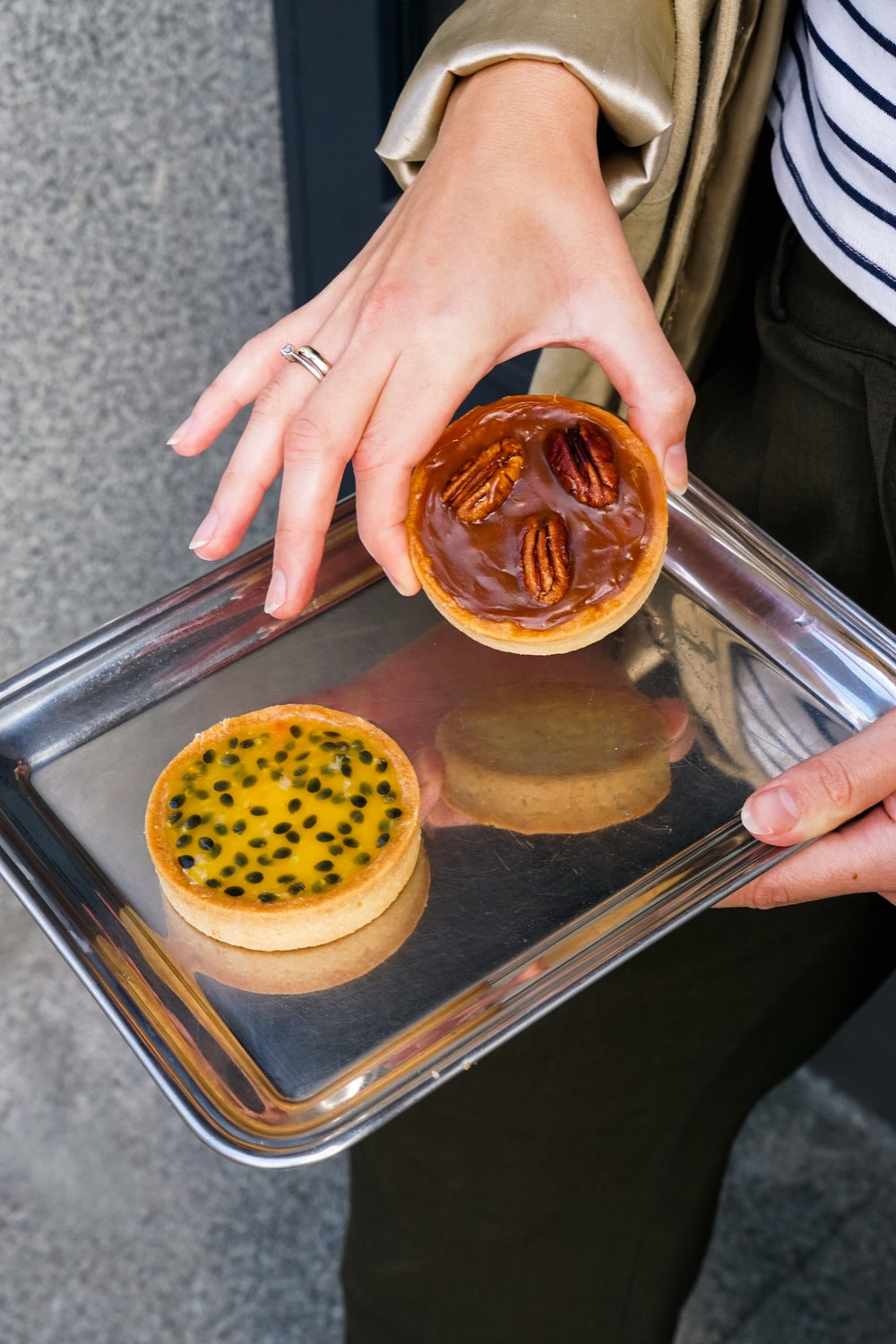 Zwei Batida-Tartelettes auf einem Tablett: Salzkaramell - Pekannuss und Passionsfrucht
