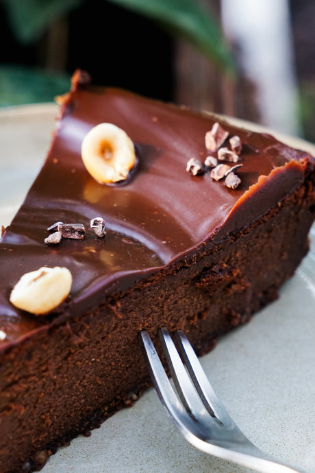 Ein Stück Batida Schokoladen-Käsekuchen mit Haselnüssen