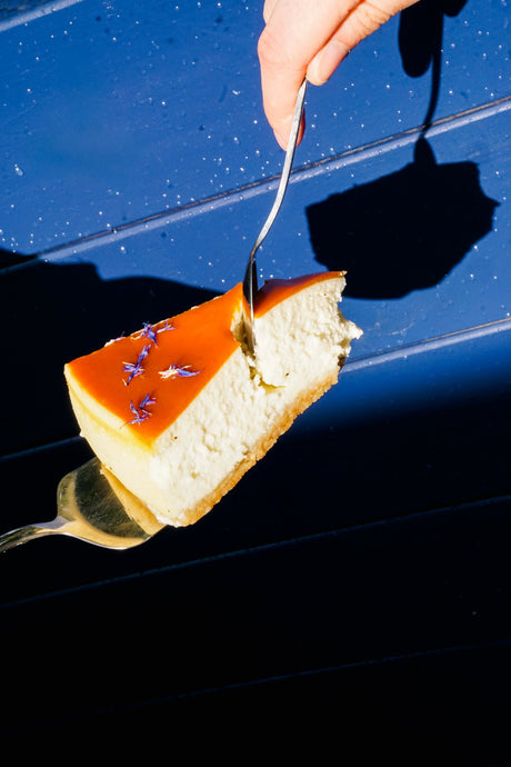 Ein Stück Batida Käsekuchen auf einer Gabel