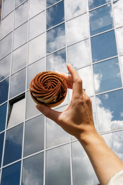 Batida coffee - tonka tartlet against a glass facade