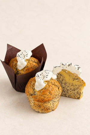 Muffin Cytryna - mak - yuzu Batida - dwie muffinki, w papilotce i bez, oraz połówka z curdem w środku