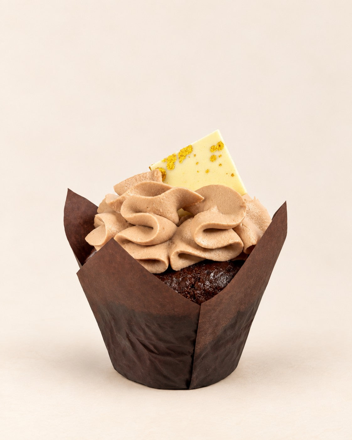 Muffin Czekolada - tahini Batida - muffinka w brązowej papilotce, z kremem na wierzchu