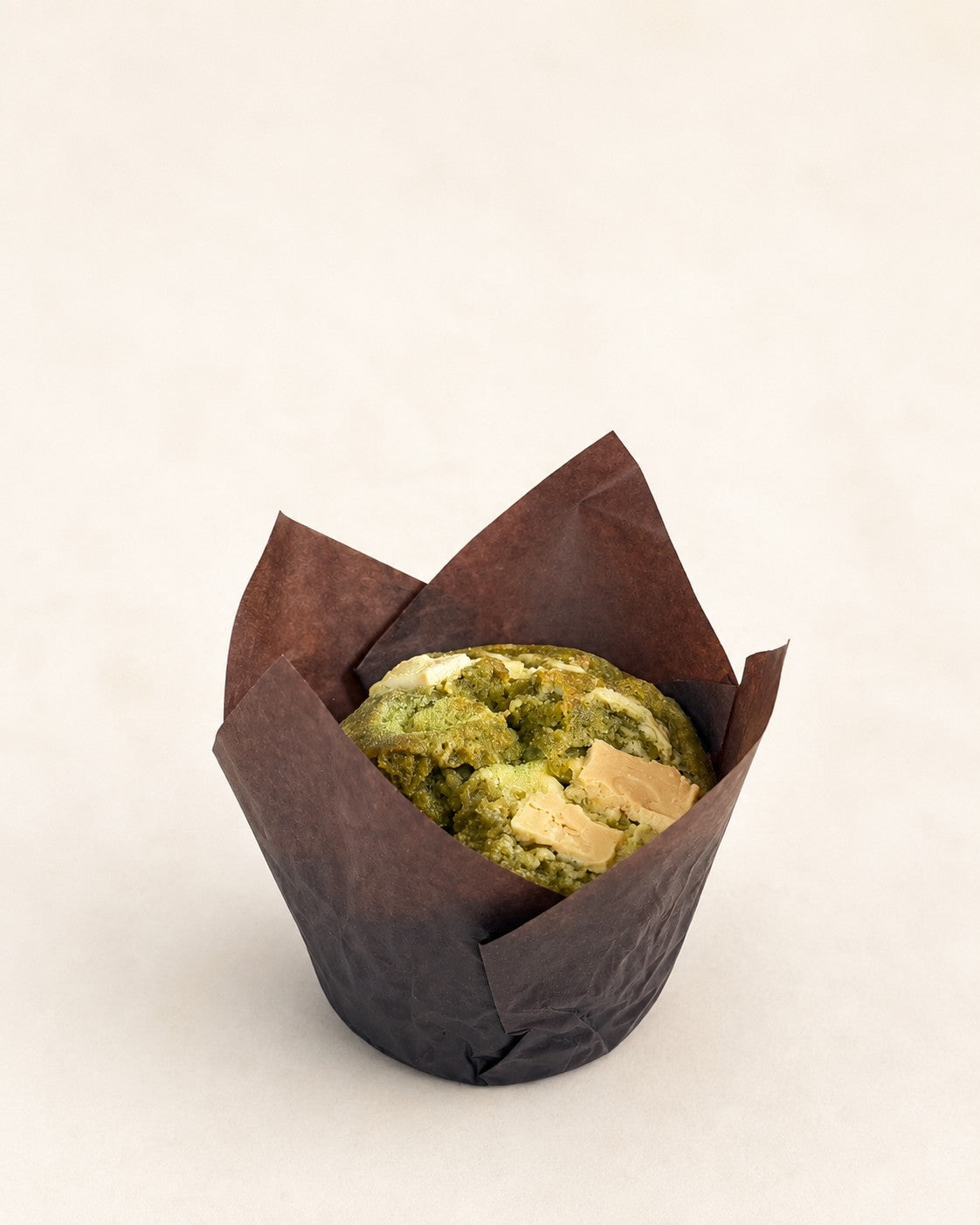 Muffin Matcha z białą czekoladą Batida - muffinka w brązowej papilotce