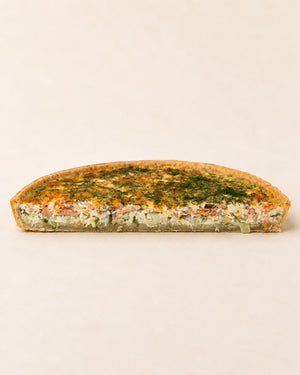 Quiche łosoś - por - koperek Batida - połówka tarty, przekrój zapieku z łososiem i porem