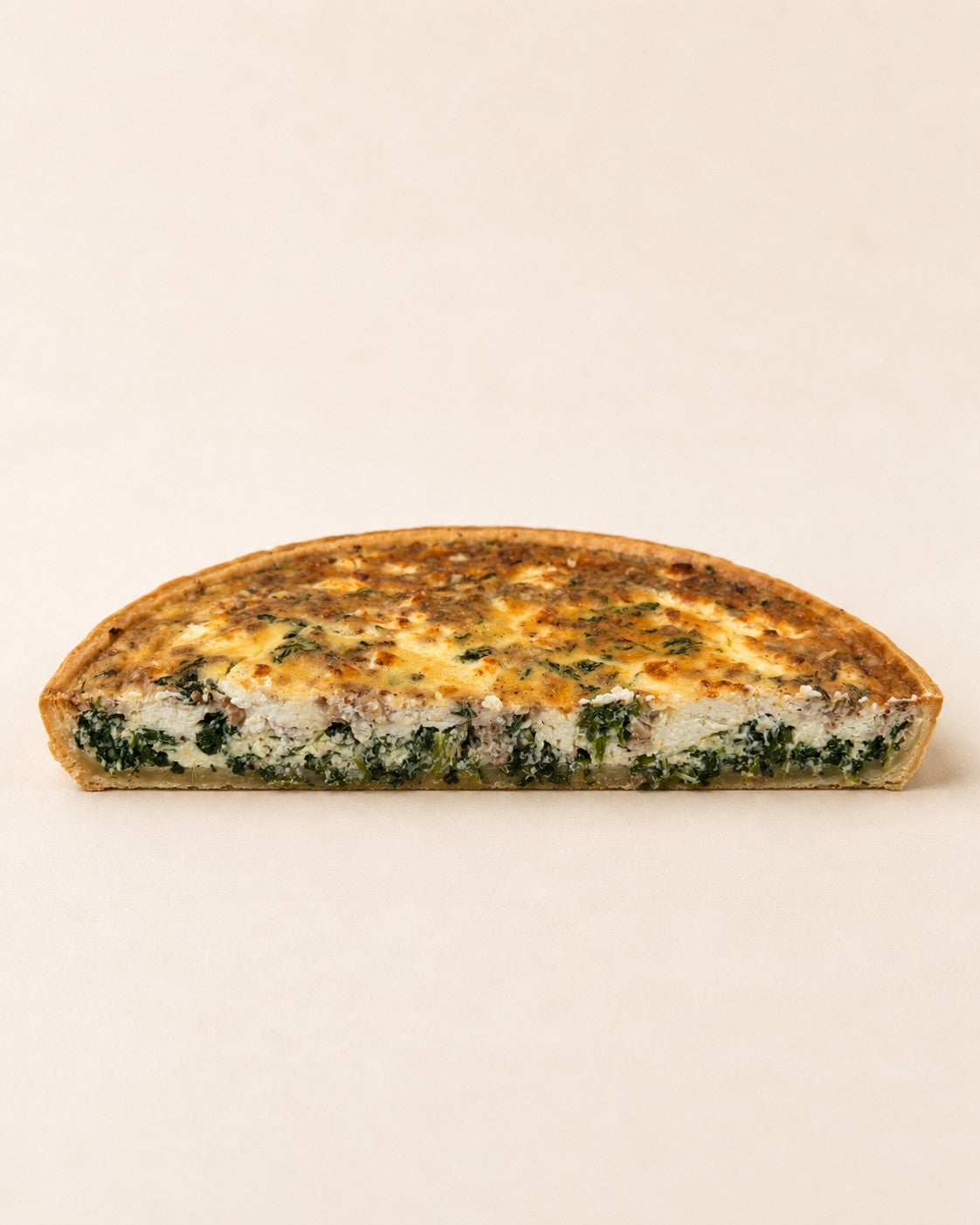 Quiche Spinat - Ziegenkäse - Walnüsse von Batida - halbe Tarte, Querschnitt der Füllung mit Spinat
