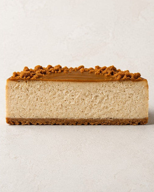 Lotus-Käsekuchen von Batida - halber Käsekuchen von der Seite, Querschnitt mit Lotus-Creme und Keksen obenauf