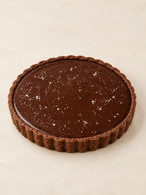 Tarte chocolat - tahini - caramel salé de Batida - pâte au cacao, ganache au chocolat noir et sésame noir