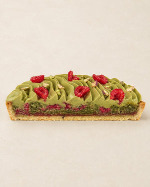 Pistazien-Frangipane-Tarte mit Himbeeren von Batida - halbe Tarte von der Seite, Querschnitt der Frangipane mit Himbeeren