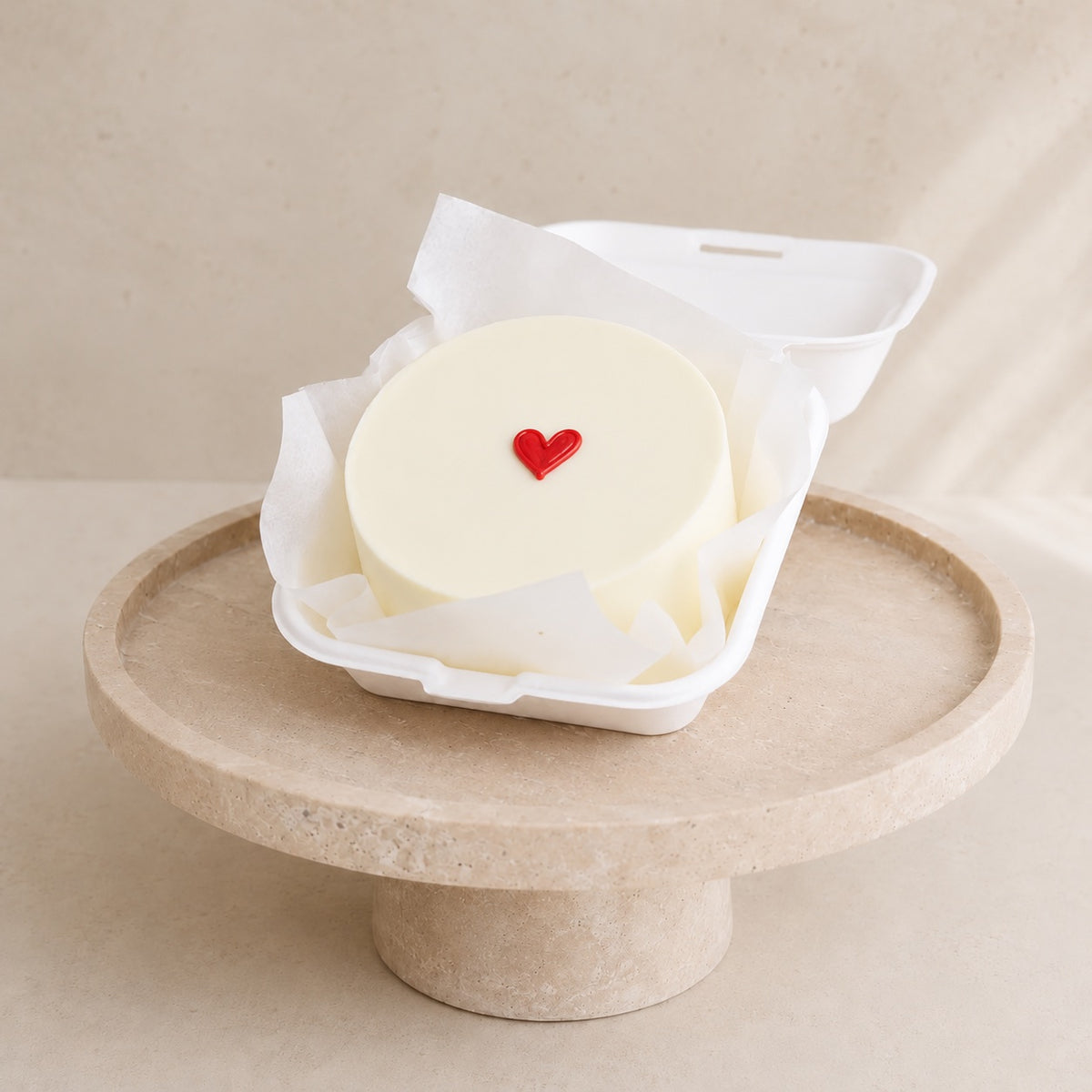Bento Heart od Batida - biały torcik bento z czerwonym serduszkiem w pudełku