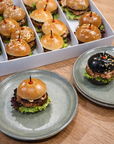 Mini-Burger-Set von Batida - Mini-Burger mit verschiedenen Belägen in einer weißen Schachtel, Catering, Nahaufnahme