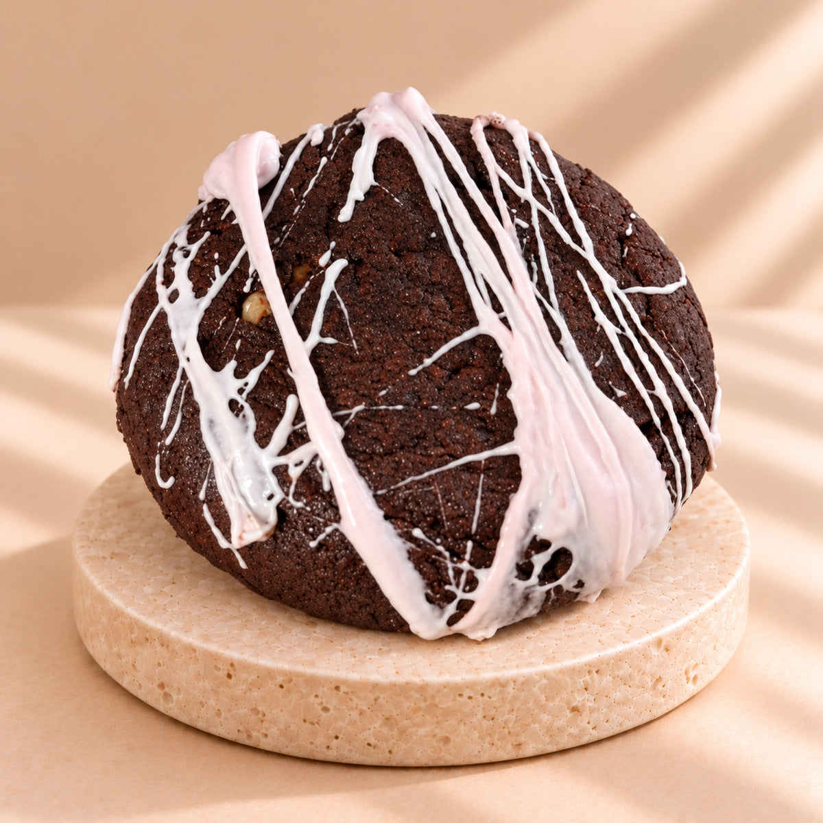 Schoko-Crumble-Cookie mit Glasur-Spinnennetz, Nahaufnahme von oben