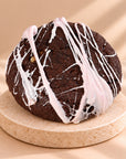 Schoko-Crumble-Cookie mit Glasur-Spinnennetz, Nahaufnahme von oben