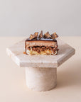 Dessert individuel Duet de Batida - glaçage et feuilletine croustillante sur le dessus, gros plan