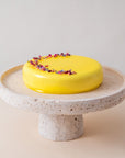 Kuchen Liebe von Batida - Mousse aus weißer Schokolade mit Maracuja-Kern auf Schokoladenbiskuit, Spiegelglasur