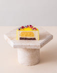 Törtchen Liebe von Batida - fruchtiges Dessert mit essbaren Bergblumen, Nahaufnahme