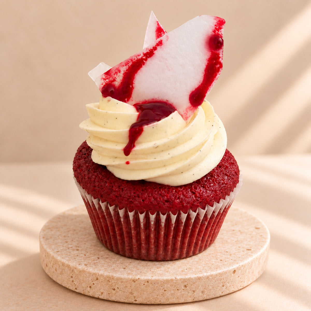 Мафін red velvet із цукровим склом і кремом, крупний план збоку