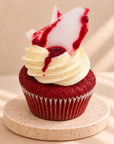 Мафін red velvet із цукровим склом і кремом, крупний план збоку