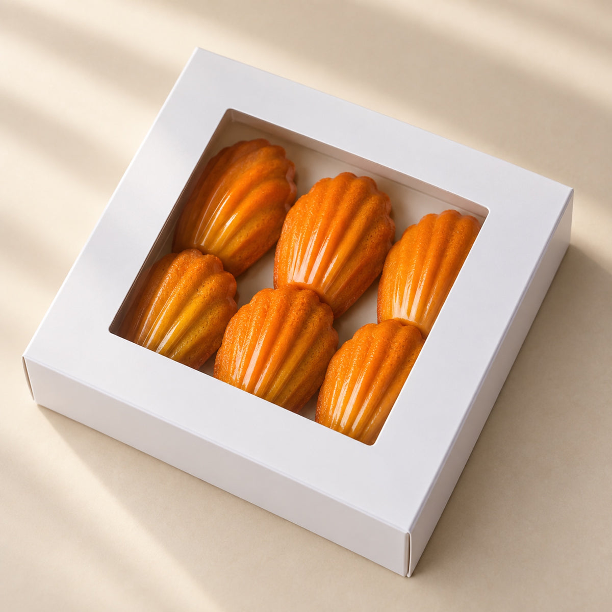 Madeleine-Pralinen mit Pistazie in Madeleine-Form, Box schräg von oben gesehen