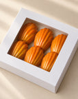 Madeleine-Pralinen mit Pistazie in Madeleine-Form, Box schräg von oben gesehen