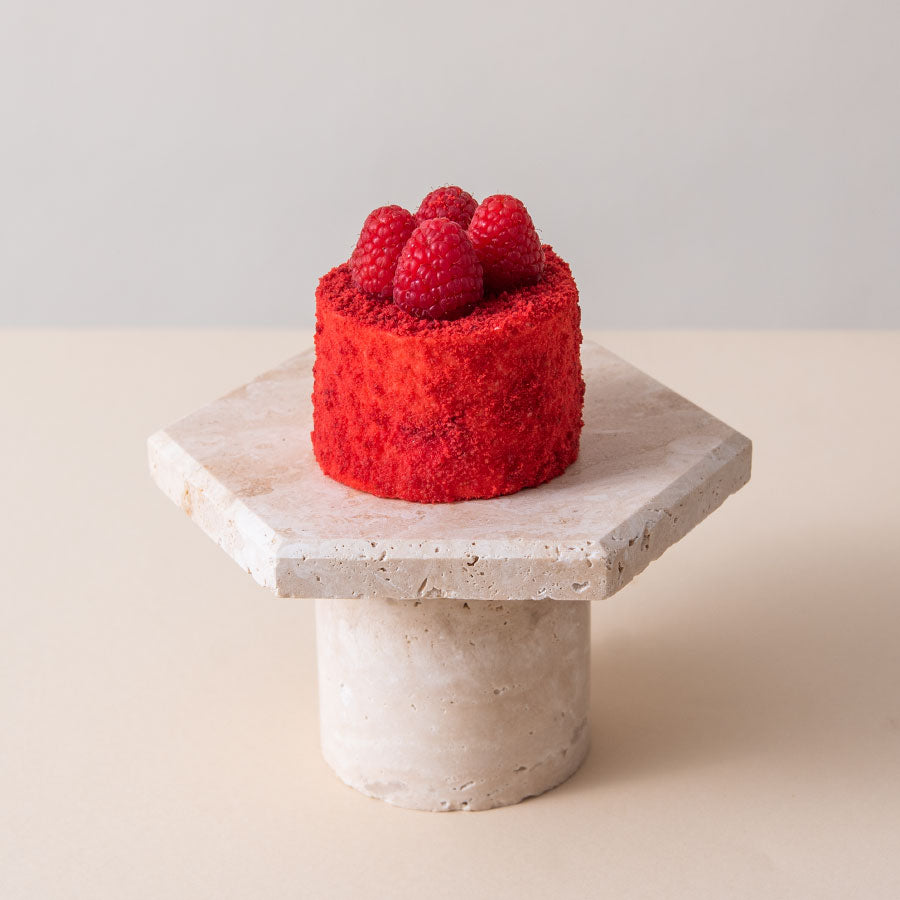 Monoporcja Red Velvet od Batida – czerwony puszysty biszkopt z kremem mascarpone i twarogu, ze świeżymi malinami
