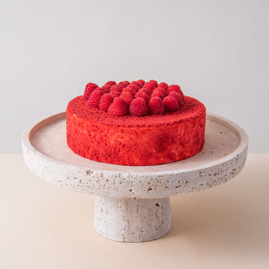 Ciasto Red Velvet od Batida – puszysty czerwony biszkopt z kremem z mascarpone i twarogu, dekorowany malinami