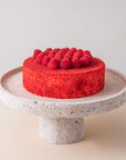 Gâteau Velours rouge de Batida - génoise rouge moelleuse avec crème au mascarpone et fromage blanc, décorée de framboises