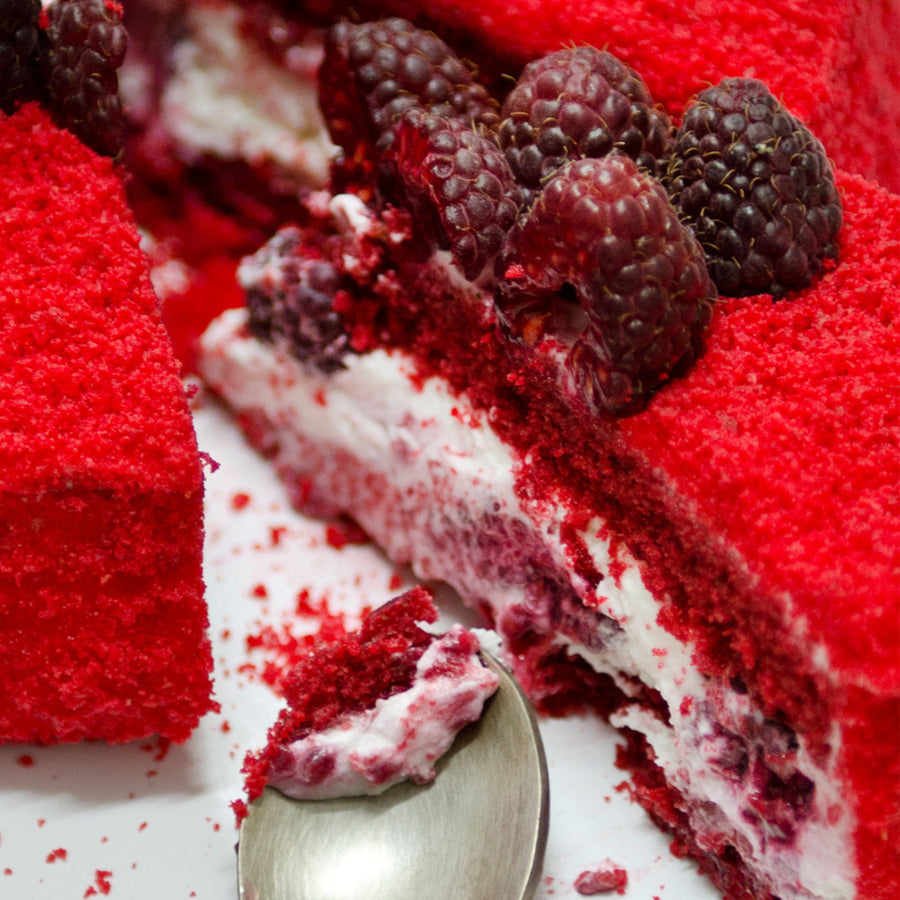 Czerwone ciasto Red Velvet od Batida na talerzu – wilgotny biszkopt, kremowe nadzienie i maliny