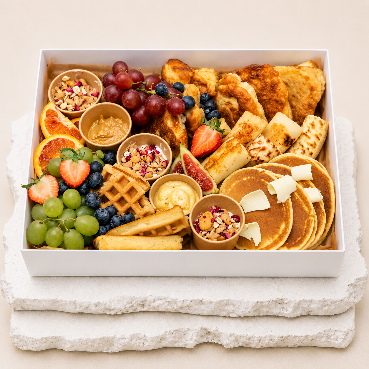 Śniadanie na słodko od Batida – box z pancakes, naleśnikami, racuchami, goframi, owocami i granolą, catering