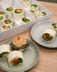 Mini-Rindfleisch-Burger-Set von Batida - Burger mit Gorgonzola und Bacon auf dem Tisch, Catering